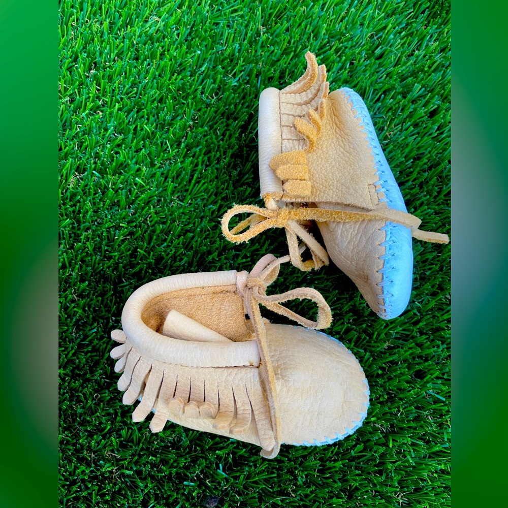 NWOT Minnetonka Infant Moccasins Bootie Tan Leather Fringe Cord String Tie